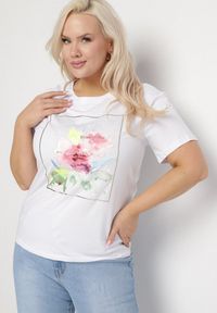 Born2be - Biały T-shirt Bawełniany Oversize z Kwiatowym Nadrukiem Odoriss. Okazja: na co dzień. Kolor: biały. Materiał: bawełna. Wzór: kwiaty, nadruk. Styl: casual