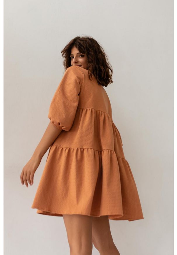 Sukienka oversize z przeszyciami pomarańczowa z kropeczkami- BLUSH by Marsala. Kolekcja: moda ciążowa. Kolor: pomarańczowy. Materiał: materiał, bawełna. Długość rękawa: krótki rękaw. Typ sukienki: oversize