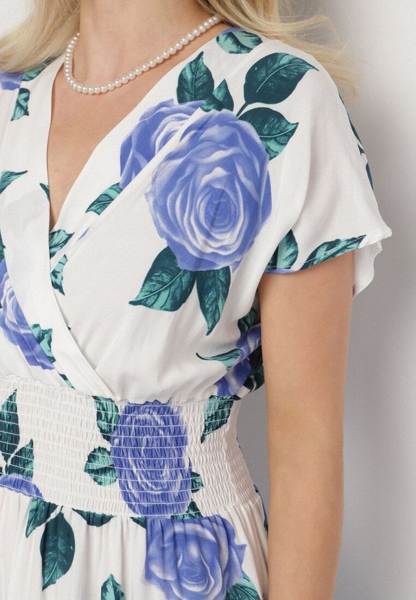 Born2be - Niebiesko-Biała Kopertowa Sukienka z Bawełną w Kwiaty Tdivana. Okazja: na spacer. Typ kołnierza: dekolt w kształcie V. Kolor: niebieski. Materiał: bawełna. Wzór: kwiaty. Sezon: wiosna, lato. Typ sukienki: kopertowe. Styl: elegancki