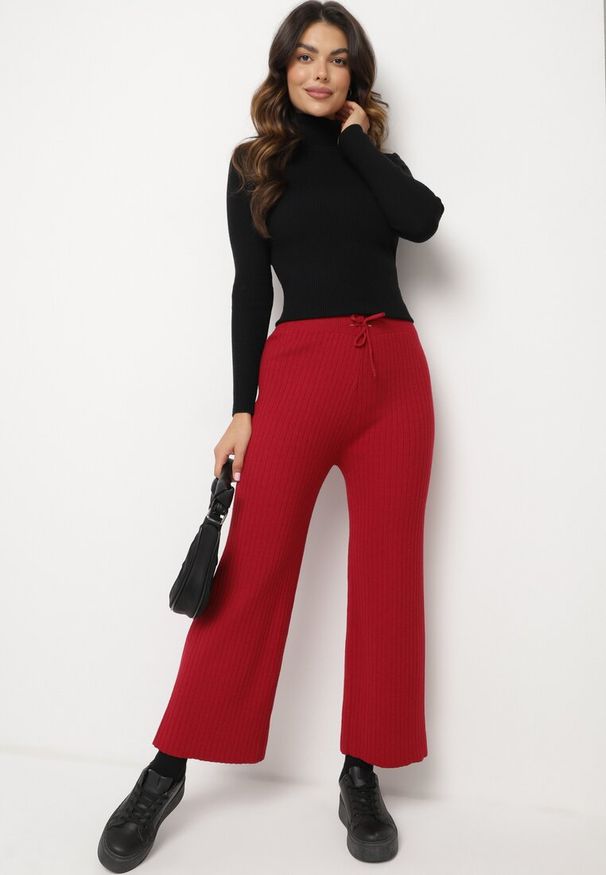 Born2be - Bordowe Spodnie z Szerokimi Prążkowanymi Nogawkami Romese. Okazja: na co dzień, na spacer. Kolor: czerwony. Materiał: prążkowany. Styl: elegancki, casual