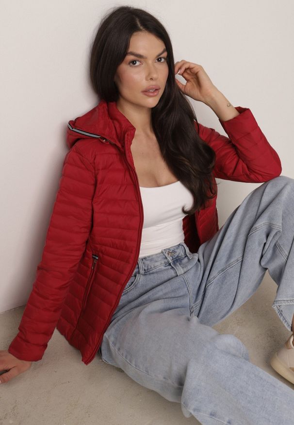 Born2be - Czerwona Pikowana Kurtka Przejściowa z Kapturem z Lamówką i Ściągaczami Zidara. Okazja: na spacer. Typ kołnierza: kaptur. Kolor: czerwony. Materiał: poliester, jeans, dresówka