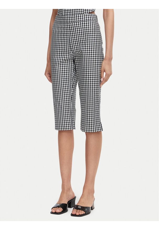 Guess Spodnie capri W6YB35 W4486 Czarny Slim Fit. Kolor: czarny. Materiał: syntetyk