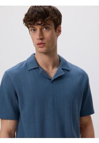 Reserved - Strukturalne polo comfort fit - granatowy. Kolor: niebieski. Materiał: bawełna, dzianina