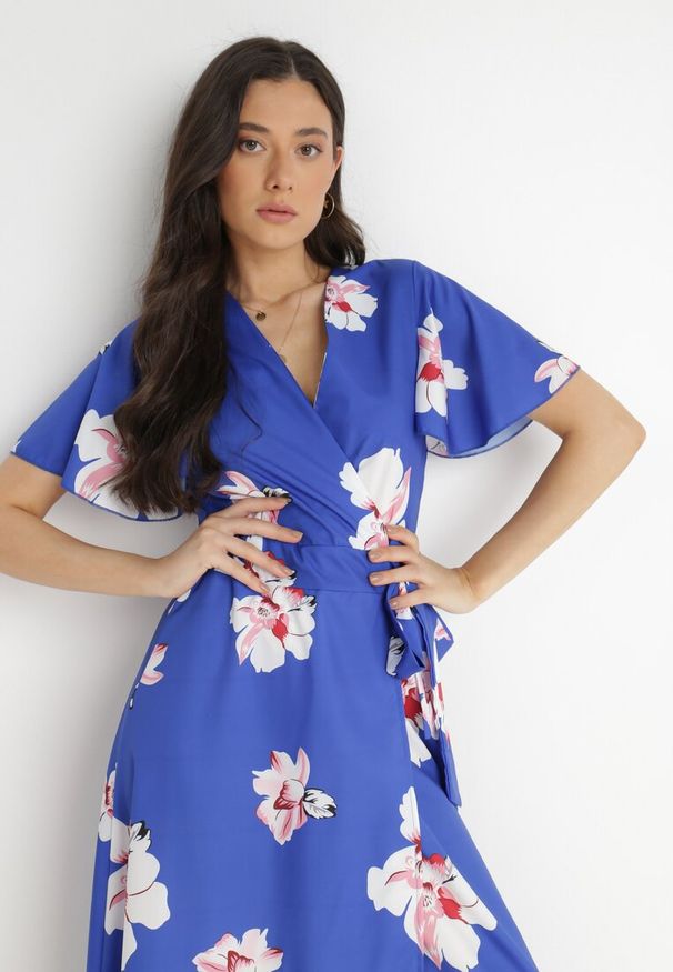 Born2be - Ciemnoniebieska Sukienka Diokharei. Kolor: niebieski. Materiał: wiskoza. Długość rękawa: krótki rękaw. Wzór: kwiaty. Typ sukienki: kopertowe. Długość: maxi