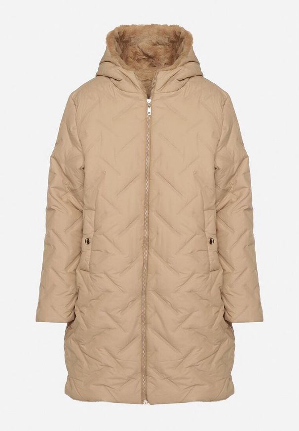 Born2be - Ciemnobeżowa Długa Kurtka Dwustronna z Pikowanymi Przeszyciami i Kapturem Olidia. Okazja: na co dzień, na spacer. Kolor: beżowy. Materiał: poliester, dzianina, jeans, futro. Długość: długie. Styl: casual, elegancki