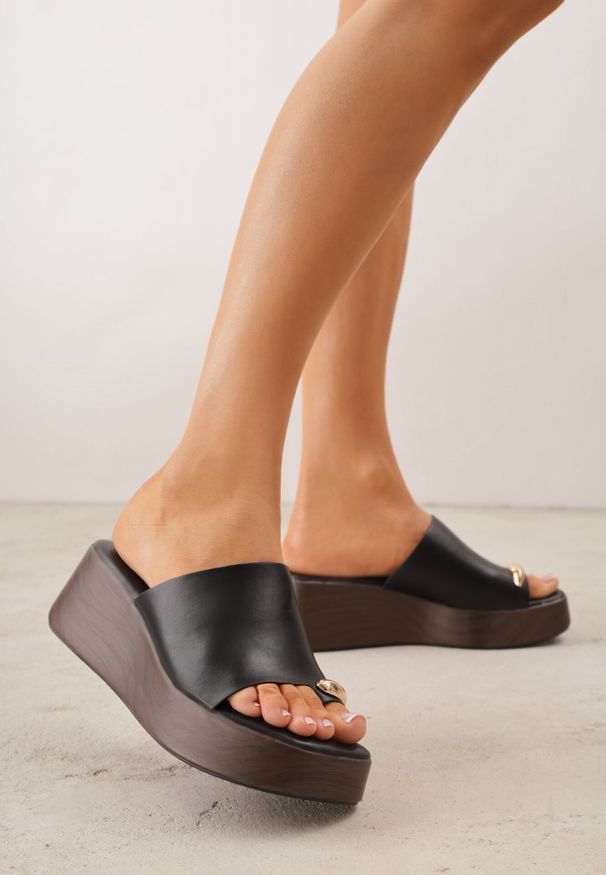 Born2be - Czarne Klapki Drewniaki na Koturnie z Paskiem na Palec Triajoy. Okazja: na co dzień. Kolor: czarny. Materiał: bawełna, len. Sezon: lato. Obcas: na koturnie. Styl: casual, elegancki