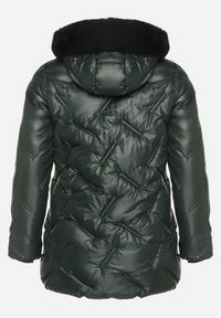 Born2be - Ciemnozielona Pikowana Kurtka z Kapturem z Odpinanym Futerkiem Sevea. Okazja: na spacer. Typ kołnierza: kaptur. Kolekcja: plus size. Kolor: zielony. Materiał: futro. Styl: klasyczny, sportowy #7