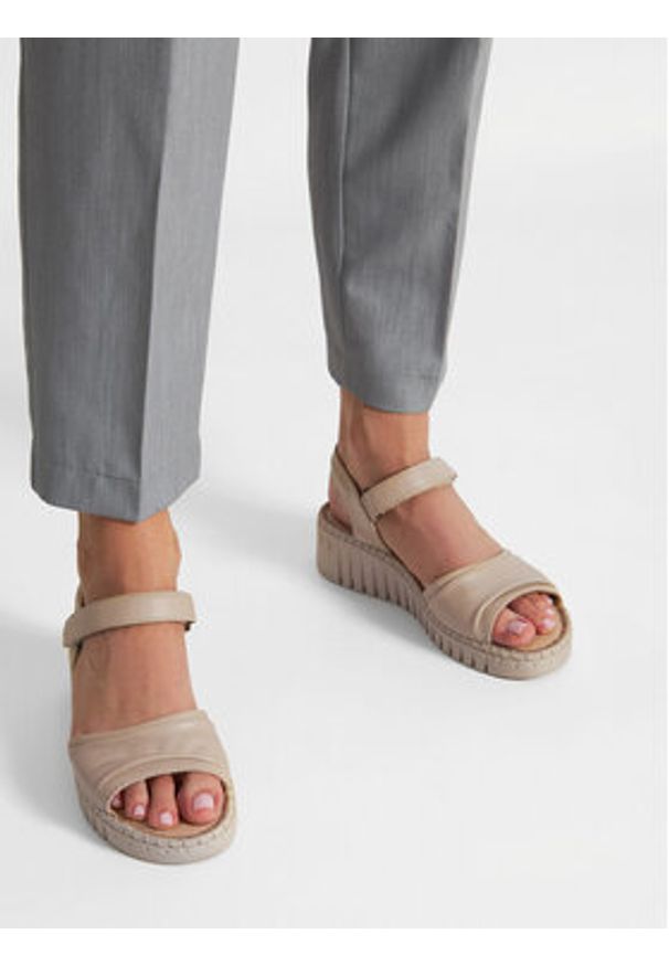 Lasocki Sandały WB-BRIGITTE-07 Beżowy. Kolor: beżowy. Materiał: skóra