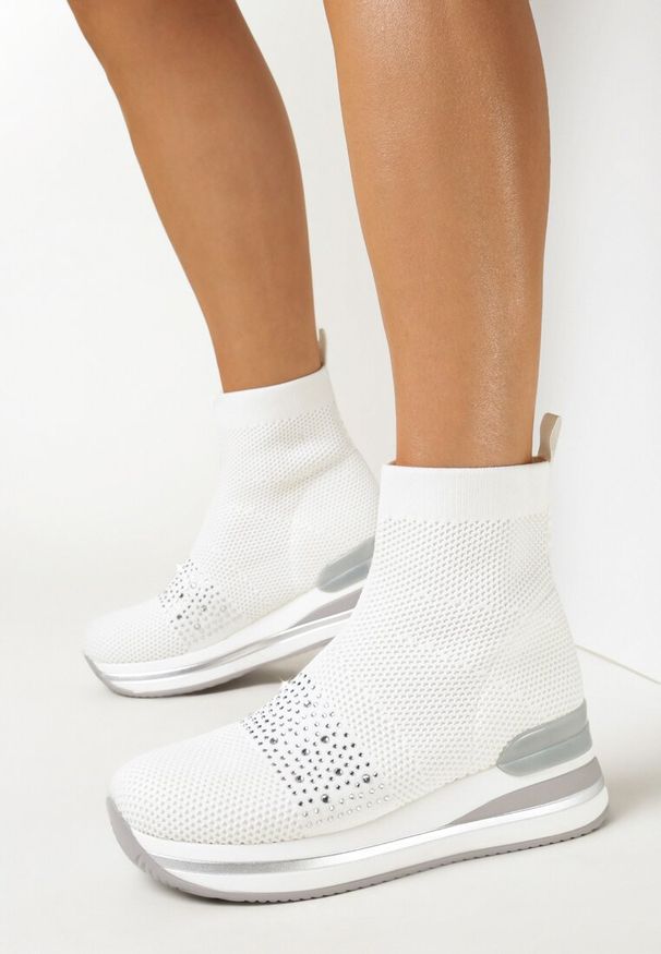 Born2be - Białe Sneakersy Coraly. Nosek buta: okrągły. Kolor: biały. Materiał: materiał. Sezon: wiosna, jesień. Obcas: na obcasie. Wysokość obcasa: niski