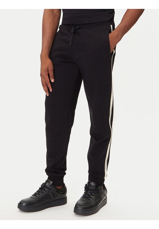 EA7 Emporio Armani Spodnie dresowe 7M000974 AF10377 UC001 Czarny Regular Fit. Kolor: czarny. Materiał: bawełna