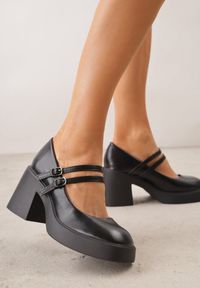 Renee - Czarne Półbuty w Stylu Mary Jane na Słupku i Platformie Arnlan. Okazja: na co dzień. Zapięcie: pasek. Kolor: czarny. Wzór: gładki. Obcas: na platformie. Styl: casual, retro, elegancki #1