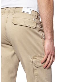 Wrangler - SPODENKI WRANGLER CARGO SHORT SAND W15DKC58N. Materiał: materiał