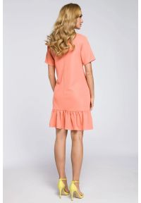 MOE - Sukienka dzianinowa trapezowa z falbaną na dole koral. Okazja: na co dzień, do pracy. Materiał: dzianina. Sezon: jesień. Typ sukienki: trapezowe. Styl: casual, wizytowy #2
