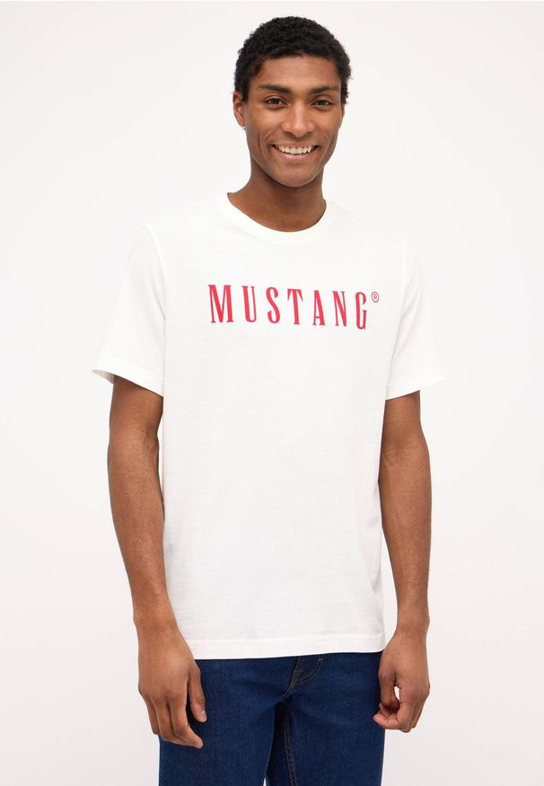 Mustang - Męski T-Shirt Koszulka MUSTANG Style Austin Cannoli Cream 1014695 2084. Okazja: na co dzień. Kolekcja: plus size. Materiał: jeans, bawełna. Wzór: aplikacja. Styl: elegancki, casual, klasyczny