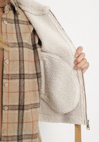 Born2be - Beżowa Rockowa Kamizelka z Futerkiem Typu Baranek i Klamerką Tiodora. Okazja: na co dzień. Kolor: beżowy. Materiał: futro. Wzór: aplikacja. Styl: rockowy #6