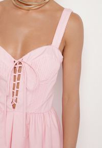 Born2be - Różowa Bawełniana Sukienka Vices w Rustykalnym Stylu z Wiązaniem Fenavira. Okazja: na co dzień. Kolor: różowy. Materiał: bawełna. Długość rękawa: na ramiączkach. Wzór: aplikacja. Styl: casual #3