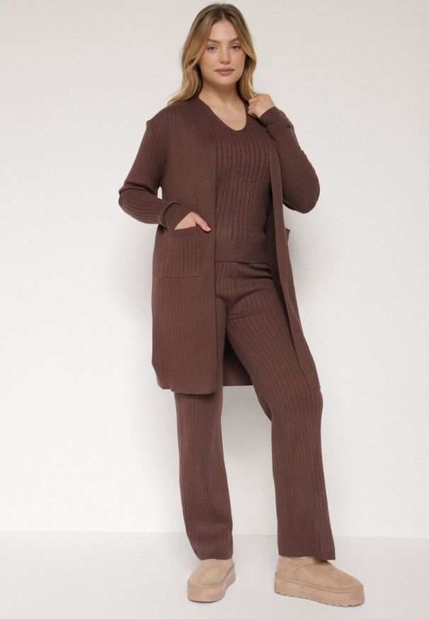 Born2be - Brązowy Komplet Dzianinowy z Bawełną Spodnie Kamizelka i Długi Kardigan Meviravia. Kolor: brązowy. Materiał: bawełna, dzianina