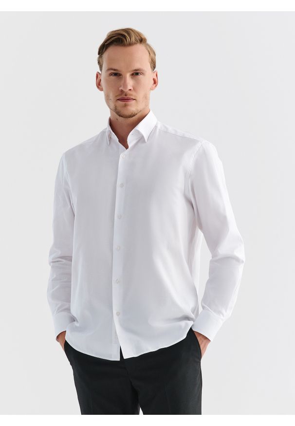 Pako Lorente - PAKO LORENTE – Koszula męska w kolorze białym P000B-1X-057-B-R. Typ kołnierza: kołnierzyk klasyczny. Kolor: biały. Materiał: bawełna. Długość rękawa: długi rękaw. Długość: długie. Wzór: gładki. Styl: klasyczny, elegancki
