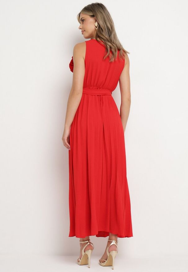 Born2be - Czerwona Plisowana Sukienka z Paskiem i Gumką w Talii Ozdobiona Broszką Kwiatem Vikmirra. Okazja: na ślub cywilny, na wesele, na randkę, na imprezę. Typ kołnierza: dekolt w kształcie V. Kolor: czerwony. Wzór: aplikacja, kwiaty. Styl: elegancki, klasyczny