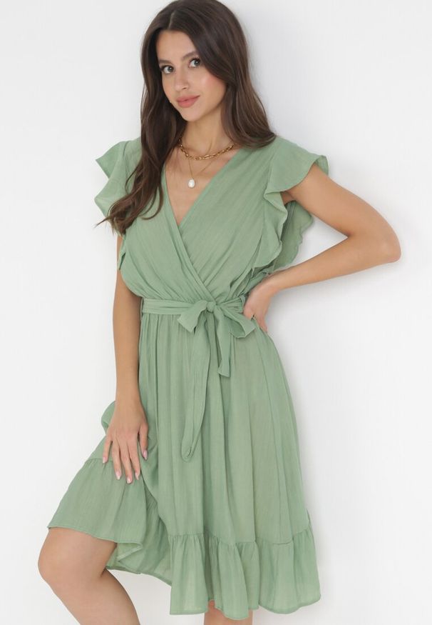 Born2be - Zielona Rozkloszowana Sukienka z Gumką w Pasie Pabelin. Kolor: zielony. Materiał: materiał. Typ sukienki: kopertowe