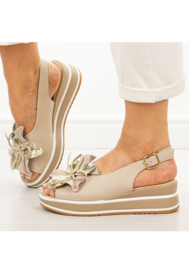 Beżowe skórzane sandały damskie na koturnie Cambell 40351. Okazja: na co dzień. Zapięcie: pasek. Kolor: beżowy. Materiał: skóra. Wzór: kwiaty, aplikacja. Sezon: wiosna, lato. Obcas: na koturnie. Styl: casual