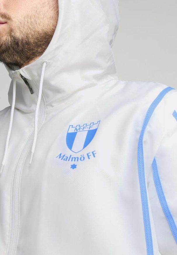 Puma - Męska tkana kurtka przedmeczowa Malmö FF PUMA White Team Light Blue. Kolor: biały, wielokolorowy, niebieski. Wzór: nadruk