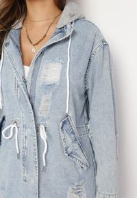 Born2be - Jasnoniebieska Bawełniana Kurtka Jeansowa o Wydłużonym Fasonie z Troczkiem w Pasie i Przetarciami Elenai. Okazja: na co dzień. Kolor: niebieski. Materiał: bawełna, jeans. Długość: długie. Styl: casual, elegancki, vintage #3