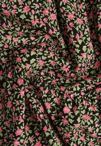 Born2be - Czarna Sukienka Diomanassa. Typ kołnierza: dekolt w serek. Kolor: czarny. Materiał: tkanina. Wzór: nadruk, kwiaty. Sezon: wiosna, lato. Długość: mini #2