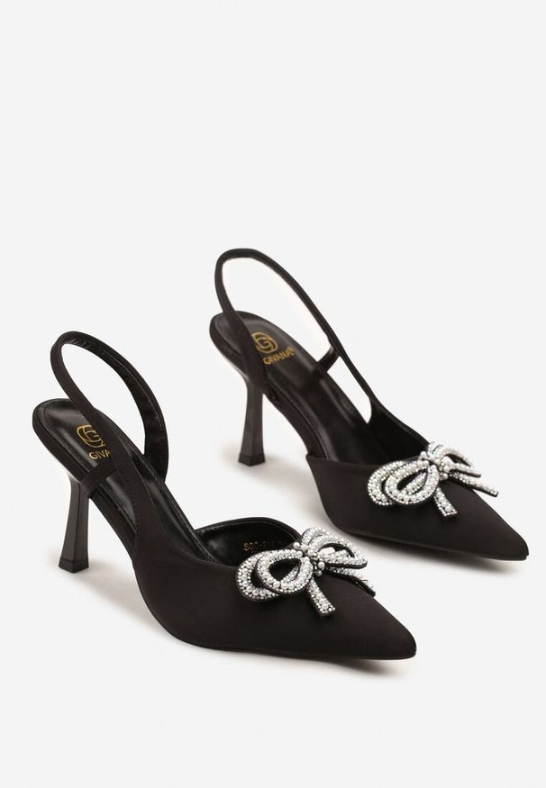 Renee - Czarne Szpilki Slingback z Satyny Zdobione Biżuteryjną Kokardą Tulorella. Okazja: na wesele, na ślub cywilny. Zapięcie: pasek. Kolor: czarny. Materiał: satyna. Wzór: aplikacja. Obcas: na szpilce. Styl: elegancki. Wysokość obcasa: średni