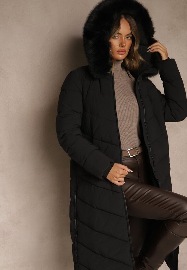 Renee - Czarna Pikowana Kurtka o Długim Kroju z Kapturem z Futrem Galianesa. Okazja: na spacer, na co dzień. Typ kołnierza: kaptur. Kolor: czarny. Materiał: futro. Długość: długie. Wzór: aplikacja. Styl: casual, elegancki