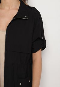 Born2be - Czarna Kurtka Parka z Bawełną Ściągana w Pasie Troczkiem Zapinana na Napy Velethra. Okazja: na co dzień. Kolor: czarny. Materiał: bawełna. Styl: casual #6