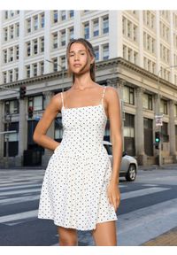 Reserved - Sukienka mini w groszki - biały. Kolor: biały. Materiał: wiskoza, tkanina, bawełna. Wzór: grochy. Styl: klasyczny. Długość: mini #1