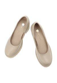 Półbuty damskie Armodo, cholewka ze skóry naturalnej o gładkim wykończeniu, klasyczna linia z zaokrąglonym noskiem, stabilny obcas osadzony na grubej. Okazja: na co dzień. Kolor: beżowy. Materiał: skóra. Szerokość cholewki: normalna. Wzór: gładki. Obcas: na obcasie. Styl: klasyczny. Wysokość obcasa: średni #4