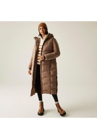 Regatta - Płaszcz damski zimowy ocieplany Eloria. Kolor: brązowy. Materiał: poliester, puch, syntetyk. Sezon: zima. Sport: turystyka piesza #1