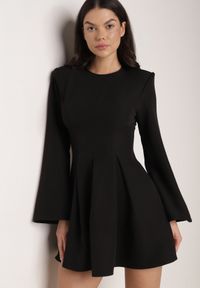 Born2be - Czarna Sukienka VICES o Rozkloszowanym Kroju z Szerokimi Rękawami Natemia. Okazja: na ślub cywilny, na wesele, na imprezę. Kolor: czarny. Materiał: futro. Styl: klasyczny #1