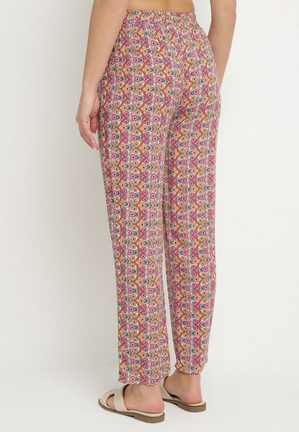 Born2be - Różowe Bawełniane Spodnie z Wiązaniem i Gumką w Talii w Geometryczny Wzór Ivelriz. Okazja: na spotkanie biznesowe, do pracy, na co dzień. Kolor: różowy. Materiał: bawełna. Wzór: geometria. Sezon: wiosna, lato. Styl: casual, klasyczny, biznesowy