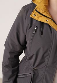 Born2be - Szaro-Żółta Przejściowa Kurtka Dwustronna Parka z Pikowaniem i Kapturem Tidare. Okazja: na spacer, na co dzień. Kolekcja: plus size. Kolor: szary. Materiał: poliester, jeans. Styl: casual, sportowy #7