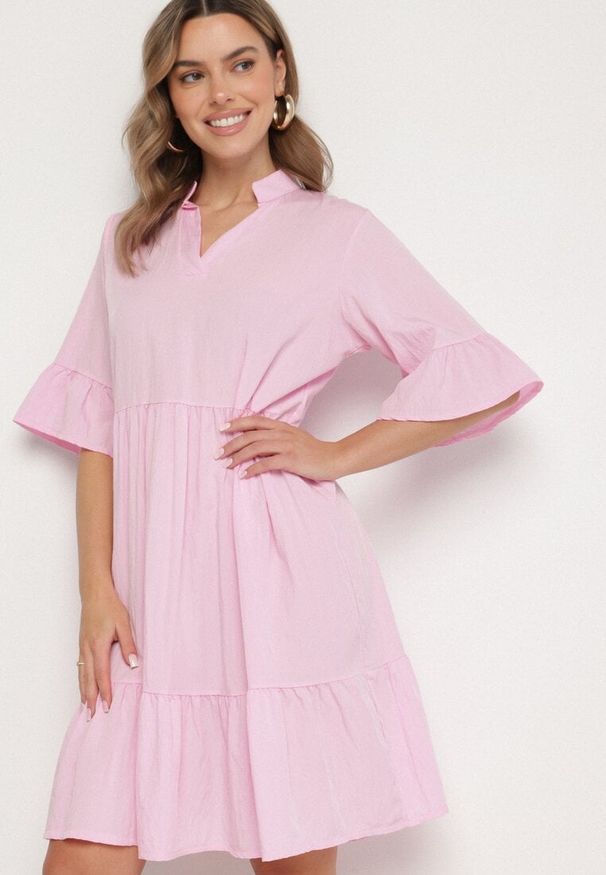 Born2be - Różowa Sukienka Rozkloszowana z Wiskozą Ozdobiona Falbanami Eviriane. Okazja: na co dzień. Typ kołnierza: dekolt w serek. Kolor: różowy. Materiał: wiskoza. Wzór: aplikacja. Typ sukienki: proste. Styl: casual