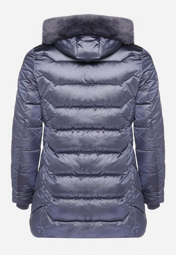 Born2be - Granatowa Kurtka z Pikowanymi Przeszyciami i Odpinanym Futerkiem przy Kapturze Vensie. Okazja: na co dzień. Kolekcja: plus size. Kolor: niebieski. Materiał: futro. Styl: klasyczny, elegancki, casual