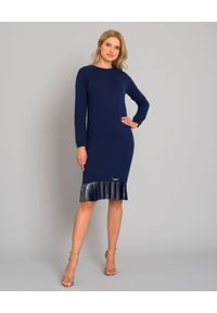 CESARE PACIOTTI - Niebieska sukienka z aplikacją. Kolor: niebieski. Materiał: materiał. Długość rękawa: długi rękaw. Wzór: aplikacja. Typ sukienki: dopasowane. Styl: elegancki. Długość: midi #5