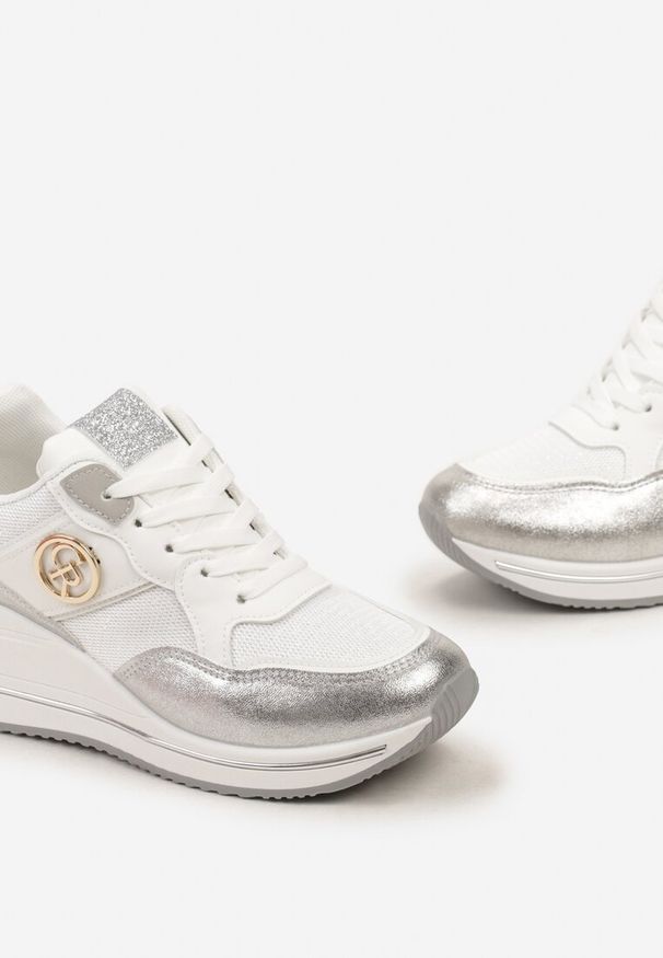 Renee - Srebrne Siateczkowe Sneakersy na Koturnie z Metalicznymi Aplikacjami i Brokatem Viean. Kolor: srebrny, biały. Wzór: aplikacja. Obcas: na koturnie