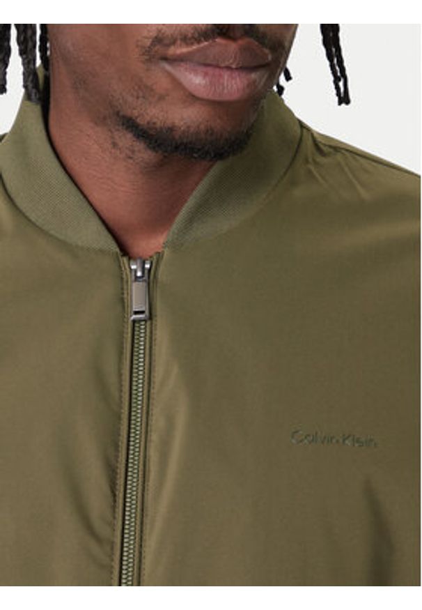 Calvin Klein Kurtka bomber LV040FM512 Khaki Regular Fit. Kolor: brązowy. Materiał: syntetyk