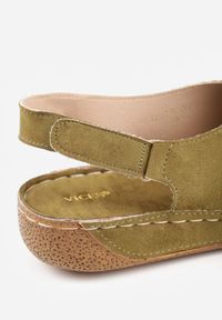 Born2be - Zielone Sandały VICES z Paskami w Kształcie X i Podeszwą z Imitacji Korka Kaphis. Okazja: do pracy, na co dzień. Zapięcie: pasek. Kolor: zielony. Materiał: len. Wzór: paski. Sezon: lato. Styl: wakacyjny, casual #9