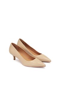 Kazar - Skórzane czółenka kaczuszki. Okazja: na co dzień. Kolor: beżowy. Materiał: skóra. Wzór: gładki. Obcas: na szpilce. Styl: elegancki, casual, klasyczny. Wysokość obcasa: niski #5