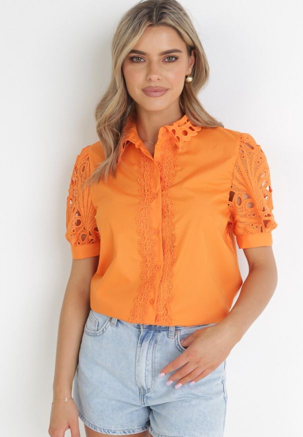 Born2be - Pomarańczowa Koszula z Koronkowymi Rękawami i Kołnierzem Mavisa. Kolor: pomarańczowy. Materiał: koronka. Długość rękawa: krótki rękaw. Długość: krótkie. Wzór: koronka. Sezon: wiosna, lato