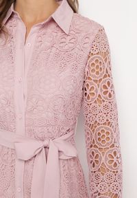 Born2be - Różowa Koszulowa Rozkloszowana Sukienka Midi z Paskiem i Ozdobną Koronką oraz Guzikami Casuva. Okazja: na imprezę. Kolor: różowy. Materiał: koronka. Wzór: koronka. Typ sukienki: koszulowe. Styl: klasyczny, elegancki, wizytowy. Długość: midi #4