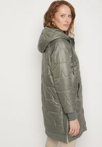 Born2be - Zielona Pikowana Kurtka Przejściowa z Kapturem i Ściągaczami Fesarena. Okazja: na co dzień. Typ kołnierza: kaptur. Kolor: zielony. Materiał: dzianina, jeans. Styl: casual, sportowy #3