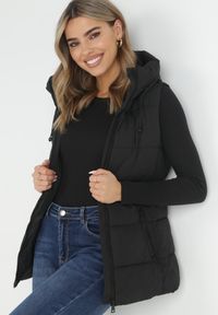 Born2be - Czarna Kamizelka Pikowana z Kapturem Destica. Typ kołnierza: kaptur. Kolor: czarny. Materiał: materiał. Długość rękawa: bez rękawów. Sezon: jesień, wiosna. Styl: klasyczny #6