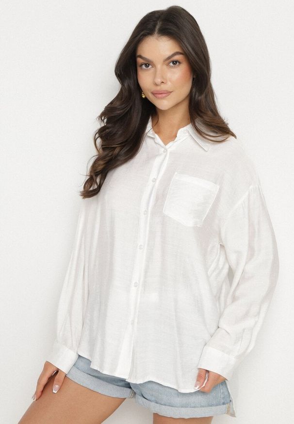 Born2be - Biała Wiskozowa Koszula Ozdobiona Kieszonką Dovesse. Okazja: na co dzień. Typ kołnierza: kołnierzyk klasyczny. Kolor: biały. Materiał: wiskoza. Długość rękawa: długi rękaw. Długość: długie. Wzór: aplikacja. Styl: klasyczny, casual, elegancki