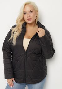 Born2be - Czarna Kurtka Pikowana z Odpinanym Kapturem Nalaniel. Okazja: na co dzień. Kolekcja: plus size. Kolor: czarny. Materiał: jeans. Styl: klasyczny, casual, elegancki #3